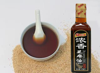 跟隨時(shí)代發(fā)展，不做落伍的芝麻油灌裝機(jī)
