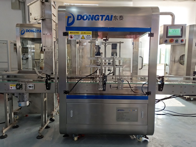 一瞬間，東泰全自動(dòng)食用油灌裝機(jī)給你一百萬個(gè)可能